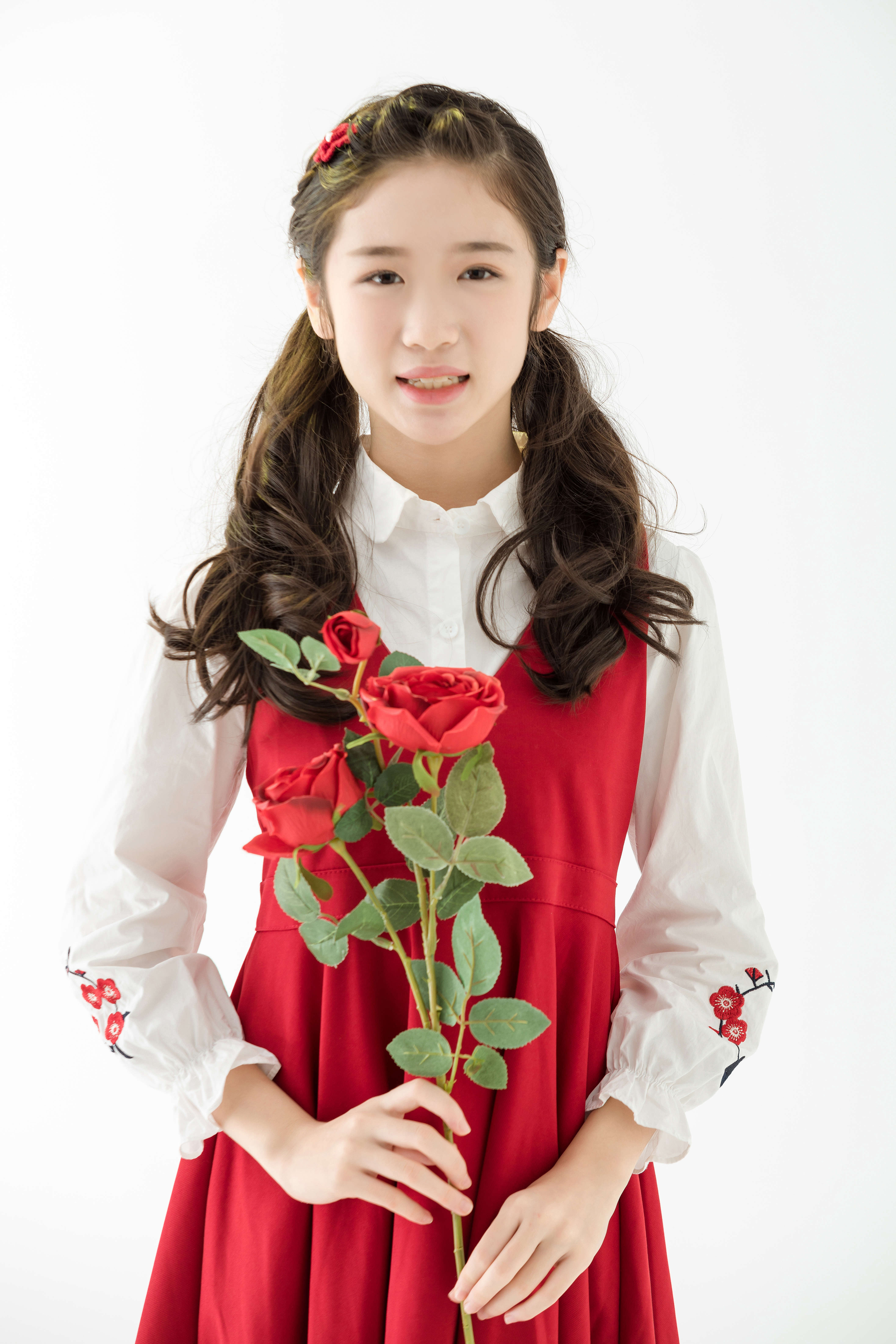  p>邓文怡,2009年11月14日出生于香港,童星,中国香港女歌手.