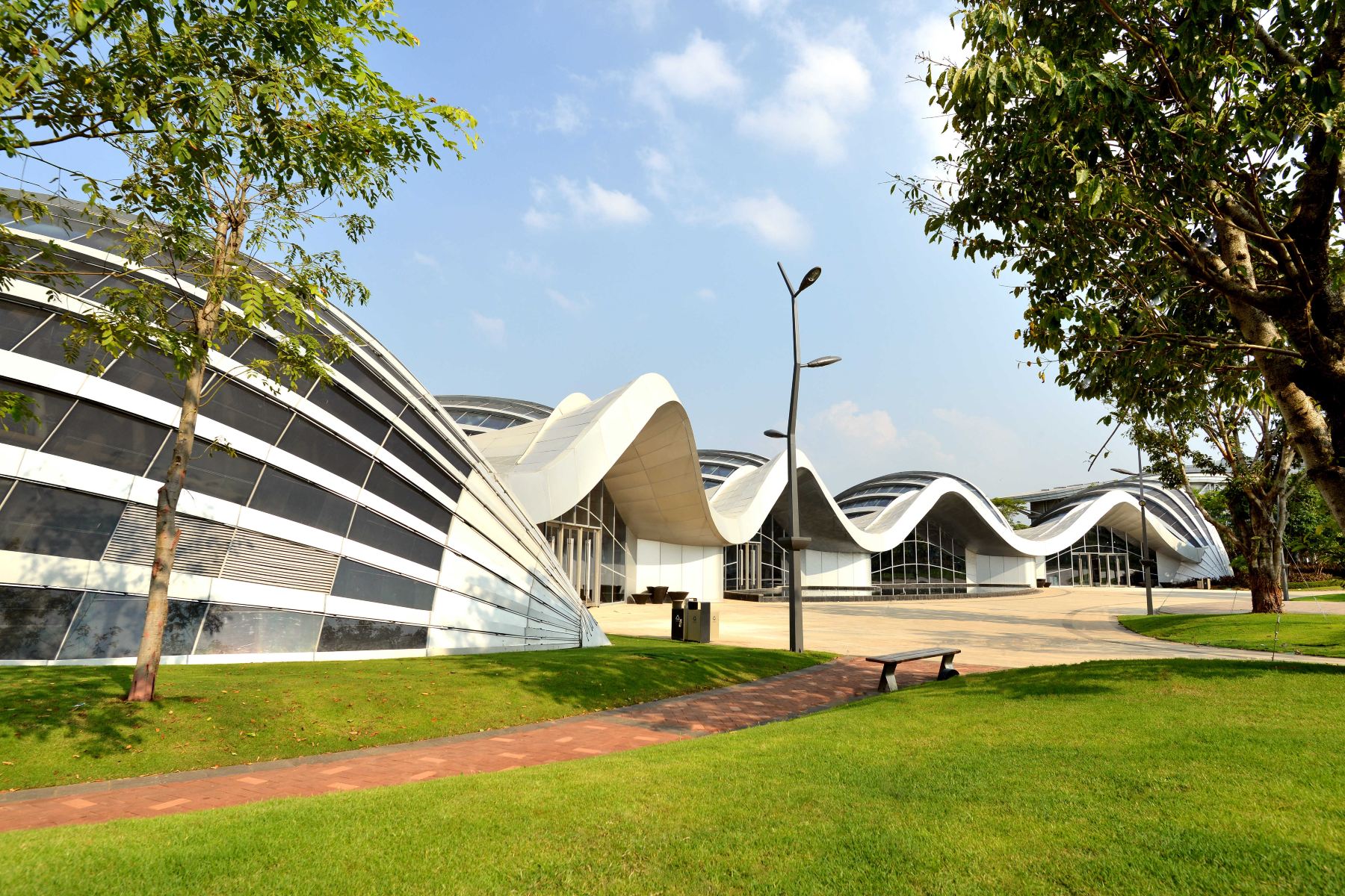  p>博物馆位于 a target="_blank" href="/item/中国海南海花岛