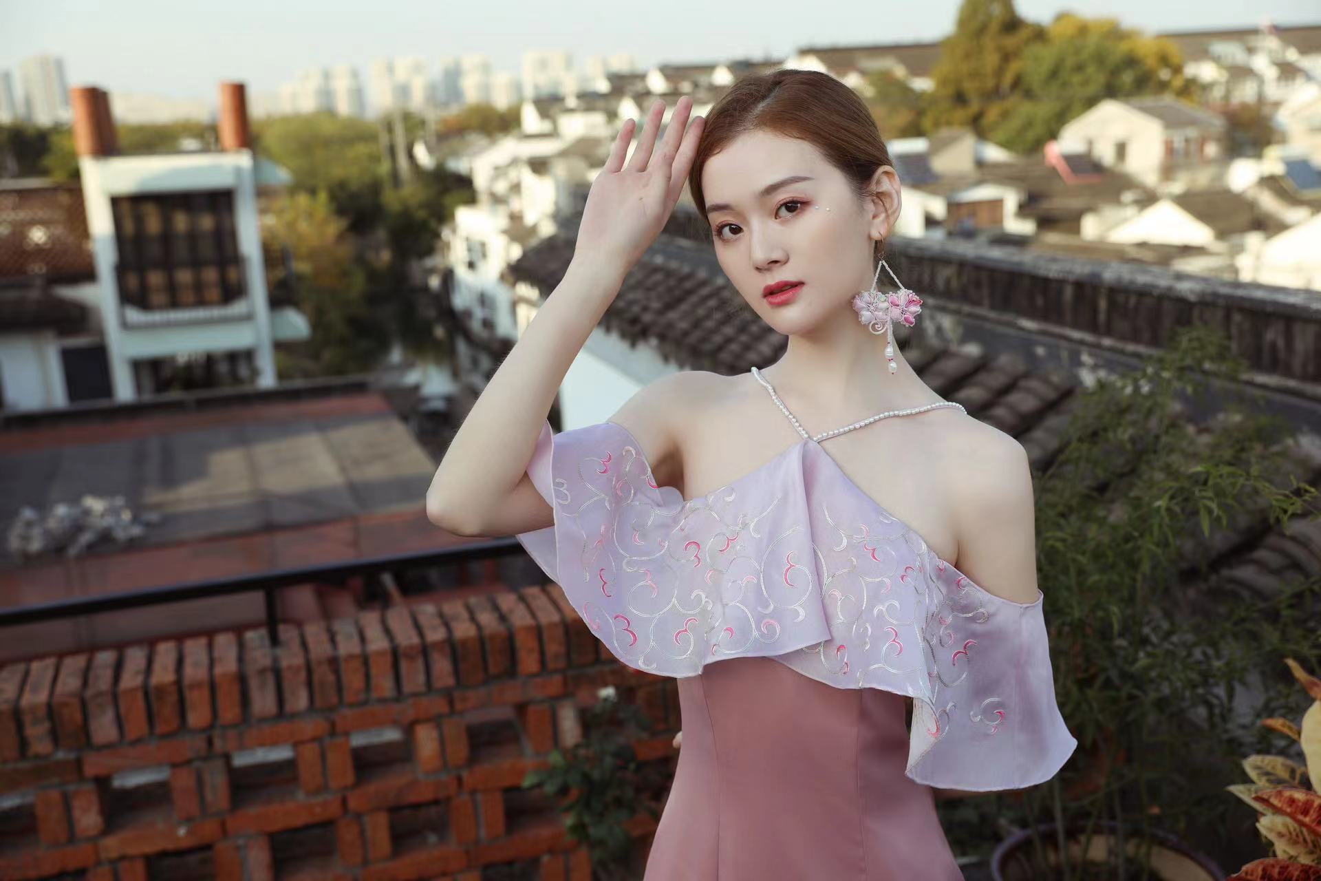 1997年10月14日出生于甘肃省平凉市,中国内地女演员