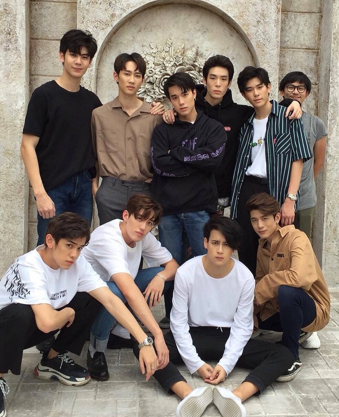 by nine(9x9)是4nologue于2018年推出的泰国男子演唱组合,由队长 