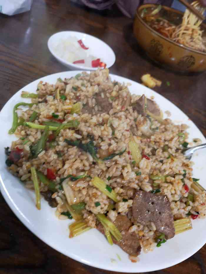  p>猪肝炒饭是一道菜品,主料有熟猪肝,鸡蛋,米饭. /p>