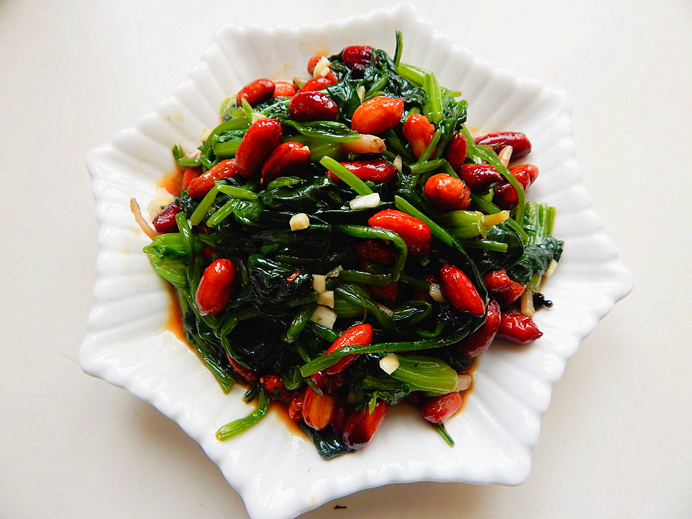  p>凉拌花生米菠菜是一道由菠菜,花生米等食材制成的美食. /p>