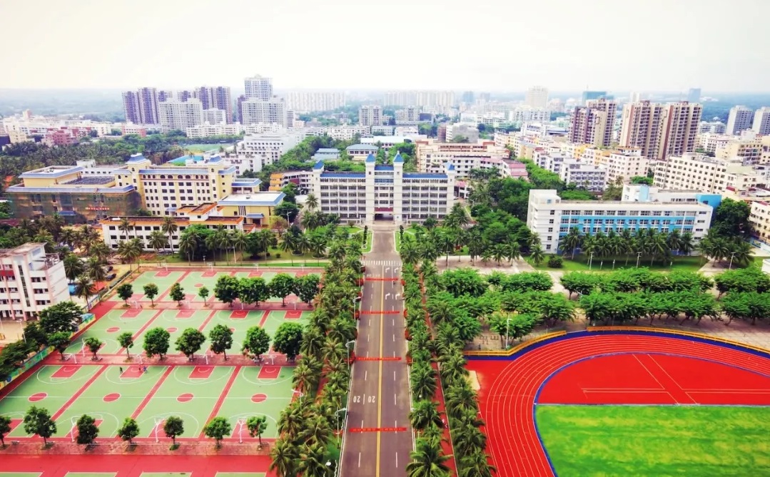 文昌市教育局主管的一所公办完全中学,海南省完全中学一级(甲等)学校