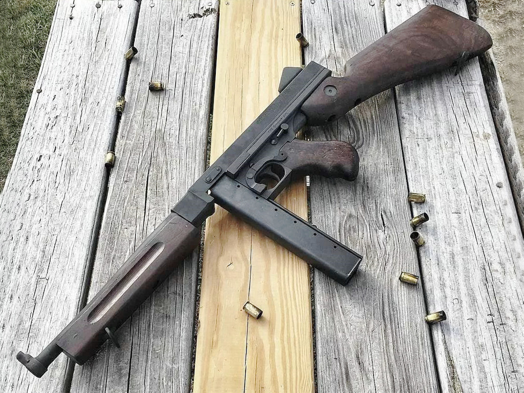 thompson submachinegun,又称:汤姆逊冲锋枪,绰号:tommy gun,译文