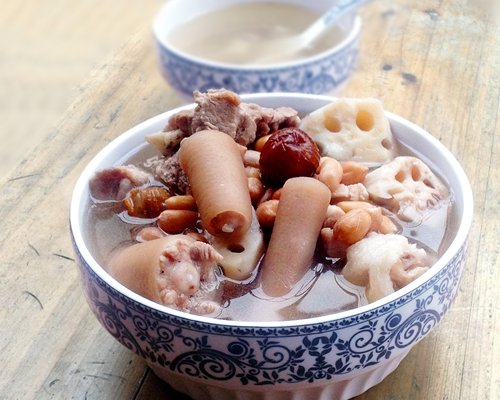 老火花生猪尾汤