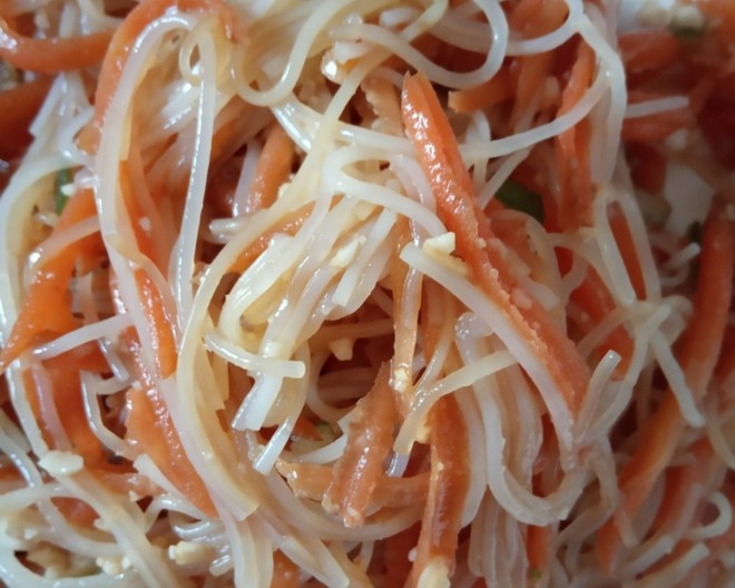  p>胡萝卜拌粉丝是一道以胡萝卜和粉丝为主料的菜品,是一道家常凉菜.