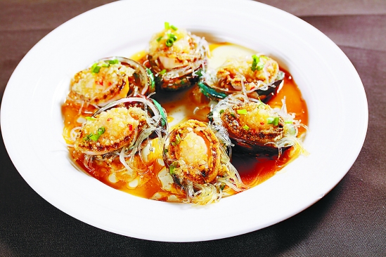  p>蒜蓉粉丝蒸鲍鱼是一道菜品,属于家常菜.