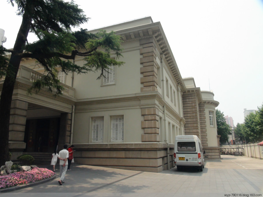  p>嘉道理别墅即上海市少年宫,坐落在延安西路64号,是一座近代豪华的