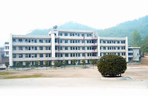 伏口镇中心学校位于 a target="_blank" href="/item/涟源市/2717344"