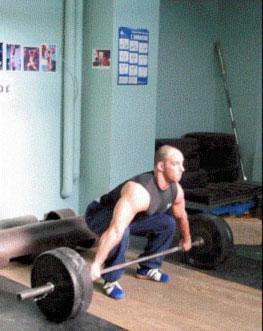 leg hard pull),曲腿硬拉是双脚呈八字型站立,杠铃放于体前,屈膝俯身