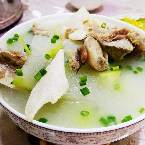  p>冬瓜骨头汤是一款汤品,制作原料主要有冬瓜,猪骨等. /p>