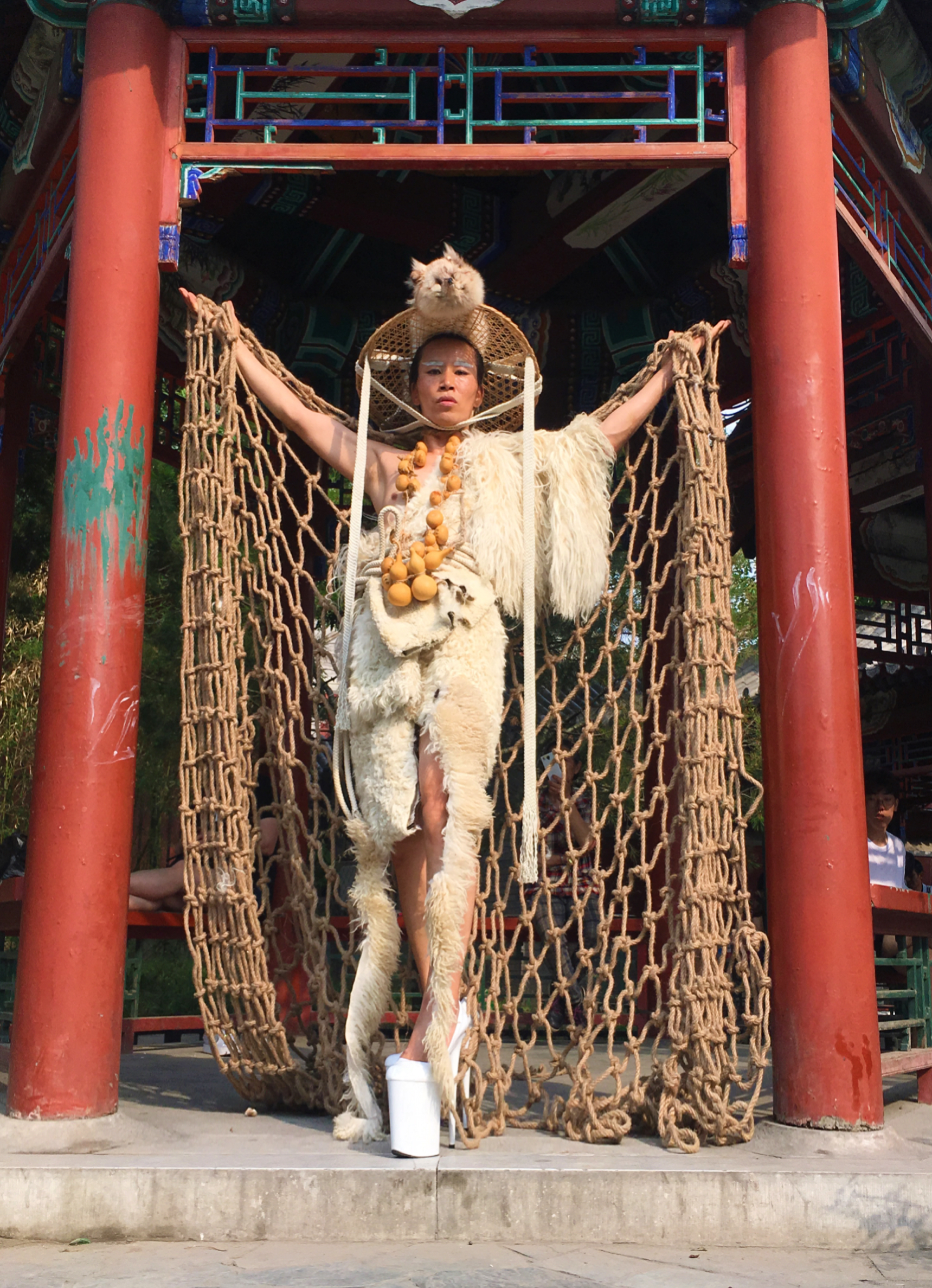 明星妆发设计师,中国首位登上国际版《vogue》的行为艺术家;中国户外