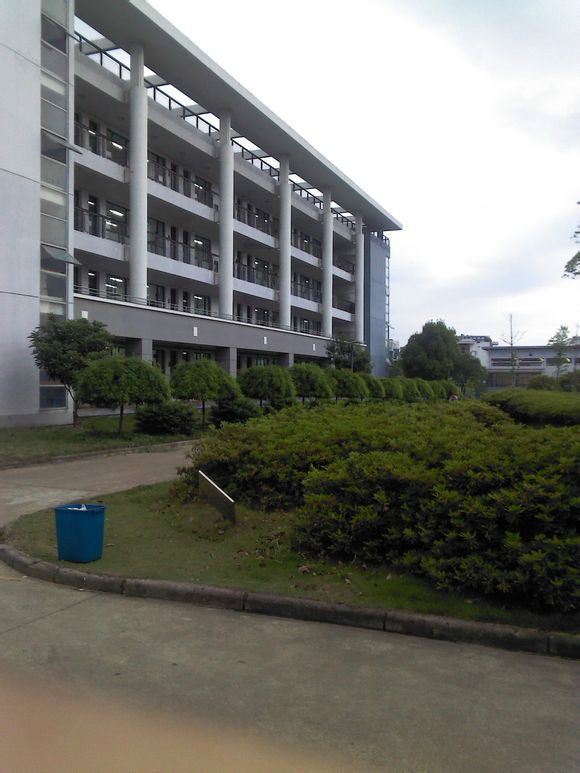 是一所省级重点高中学校,前身是创办于1955年的浦江县虞宅中学