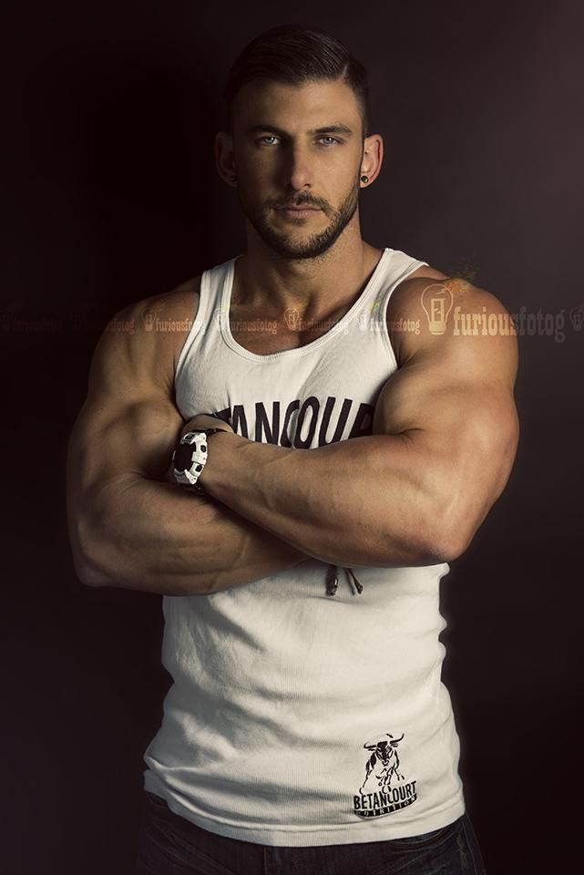 mendrun,男,美国人,出生于1984年12月30日,职位是健身模型及个人教练