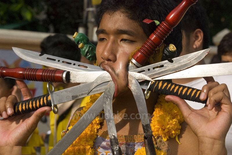 是贝宁一年一度的巫毒教节,维达当地民众举行盛大的宗教仪式欢庆节日