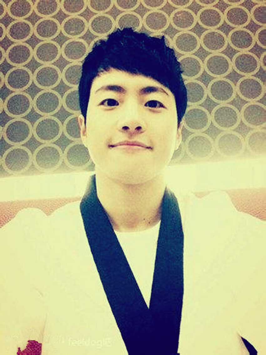  p>feeldog(吴光硕),1992年2月26日出生于韩国,是韩国男子组合 a