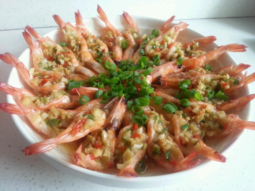  p>蒜蓉开背虾,以蒜蓉和虾为主要原料做的蒸菜. /p>