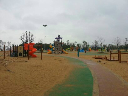  p>沙滩公园位于南京市浦口区江浦街道,它东临长江,西临滨江大道,南临