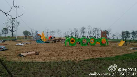  p>沙滩公园位于南京市浦口区江浦街道,它东临长江,西临滨江大道,南临