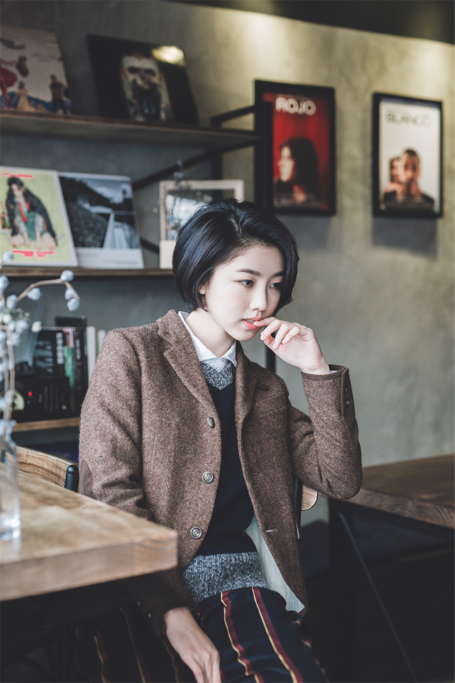  p>颜卓灵( i>cherry ngan /i>),1993年12月27日出生于香港,中国香港