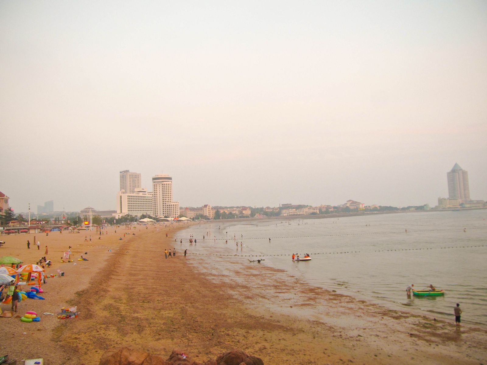  p>青岛第一海水浴场位于 a target="_blank" href="/item/汇泉">汇泉