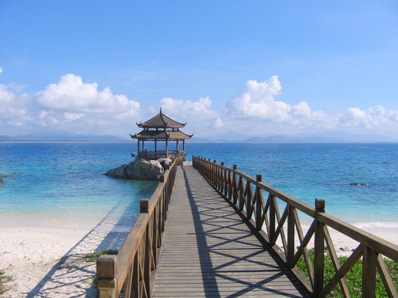  p>蜈支洲岛坐落在海南省 a target="_blank" href="/item/三亚市