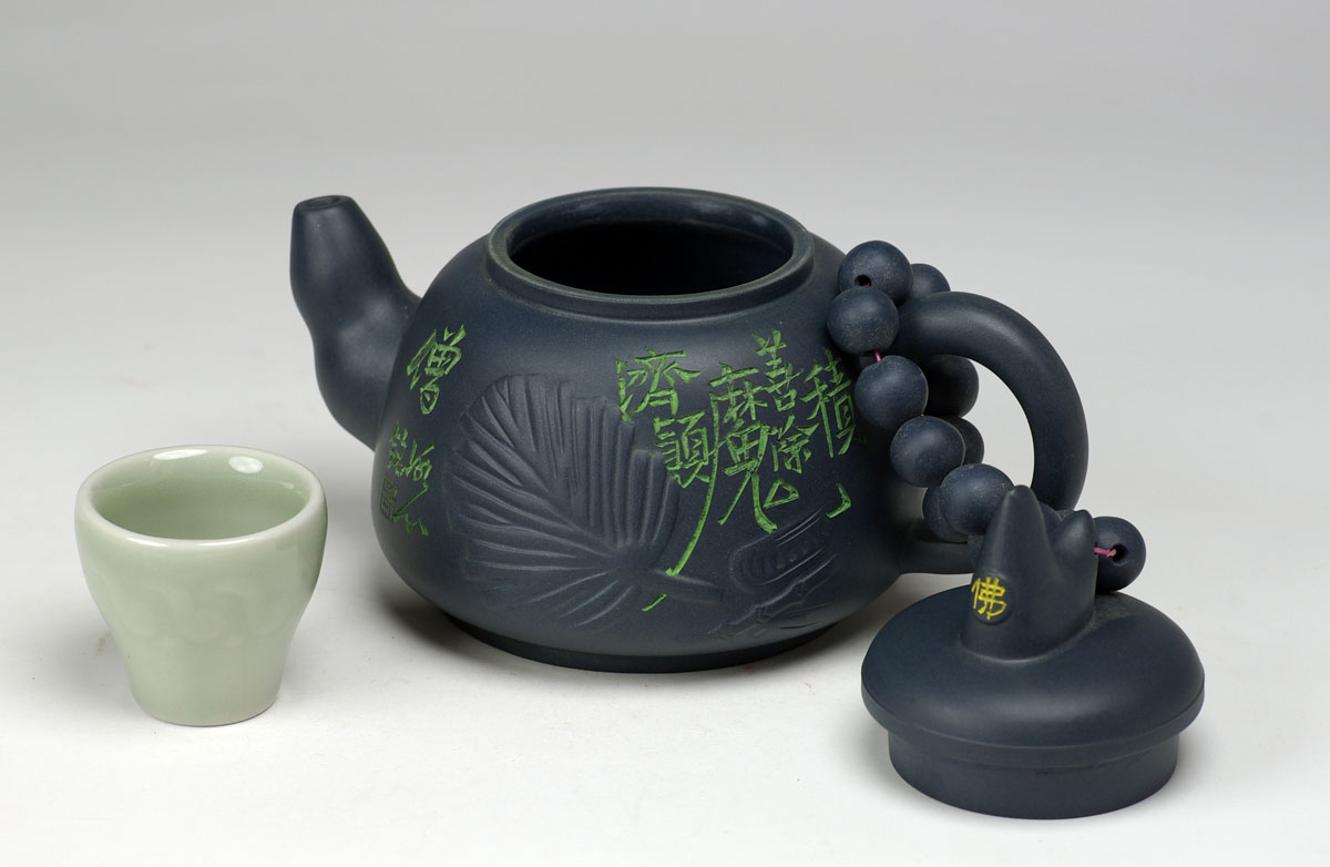  p>一把由国家高级工艺大师咸仲英制作的"济公壶"更是一举卖出了30