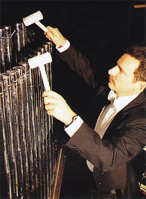 它悬挂在一个较高的架子上,演奏者手持一根或两根 a target="_blank"