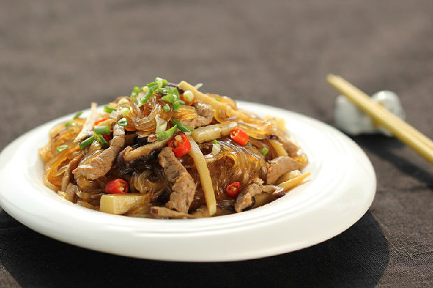 炒苕粉是一道以 a target="_blank" href="/item/红薯粉丝/10421554"