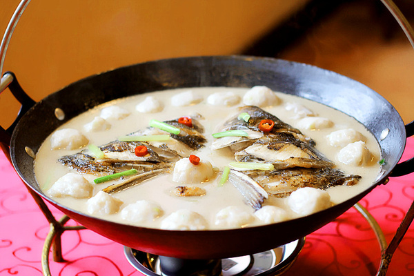 奶汤鱼头煮鱼丸