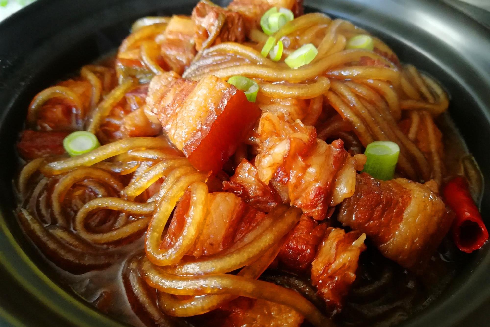  /p> p>猪肉炖粉条是以五花肉