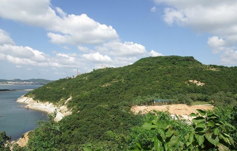  p>黄金山炮台位于旅顺港东侧的黄金山上,是保卫旅顺的重要海防炮台.