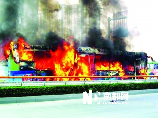  p>2013年6月7日,福建省厦门市一公交车在行驶过程中突然起火,造成