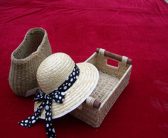  p>草辫是南乐密集型传统家庭手工艺制品,妇孺皆能.