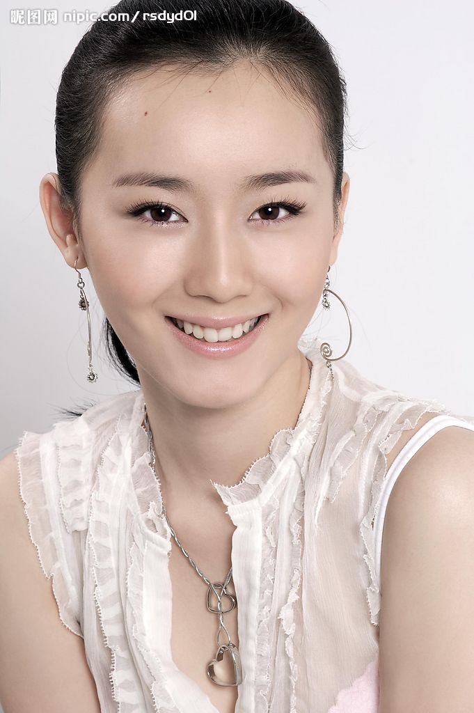  p data-id="gnvhn8s77s">张书语( i>曾用名:张舒羽 /i>),出生于江苏