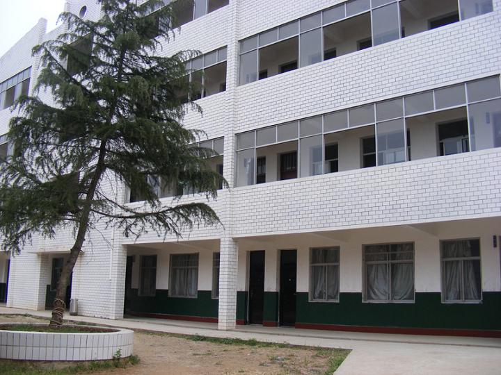初级中学,于1957年自安陆城关迁入,定址于距雷公店集镇约300米的邓家