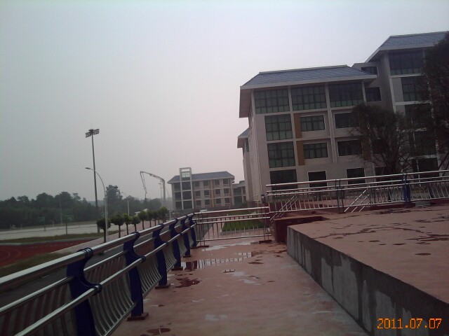  p>崇阳县第一中学,创建于1940 年,是湖北省首批重点高中,曾五易其址