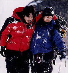  p>《冰雨》是2004年上映的韩国爱情剧情电影,由金银素执导,李成宰