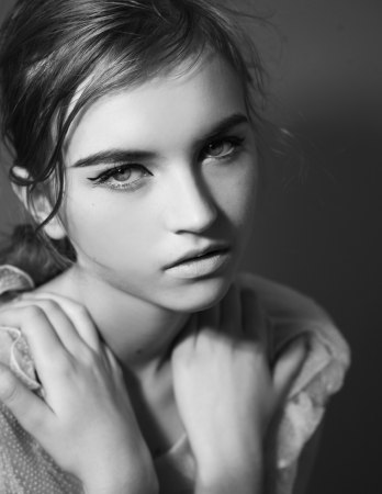 身高177 cm,胸围83 cm,腰围57 cm,臀围:87 cm,金色发色,灰色眼睛,职业