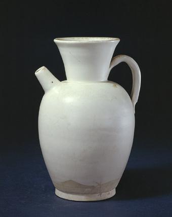  p>唐邢窑白釉壶,口径7.5cm,足径7cm,高17.5cm. /p>