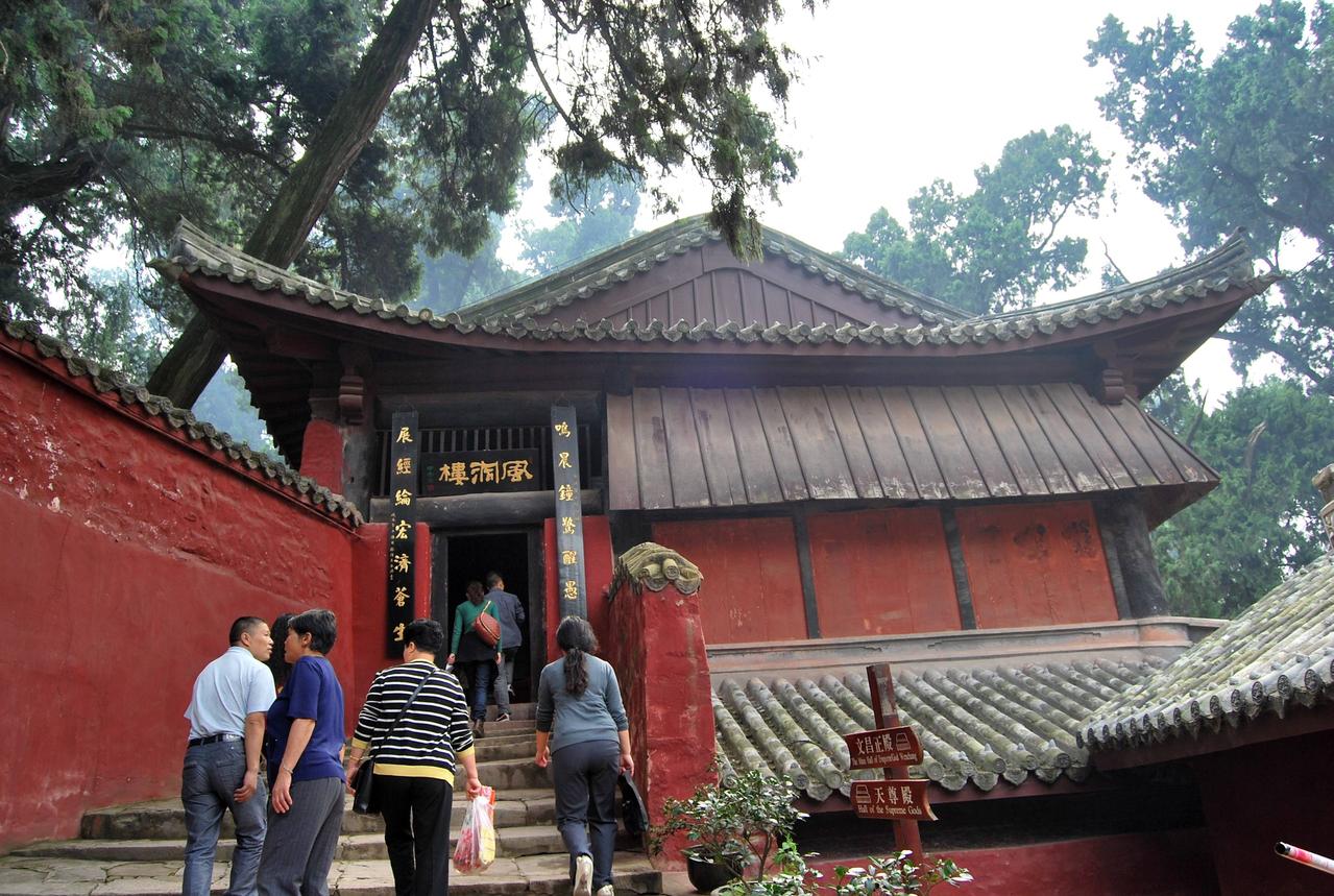  p data-id="go0ojptggn">七曲山大庙位于四川省绵阳市梓潼县翠云廊路