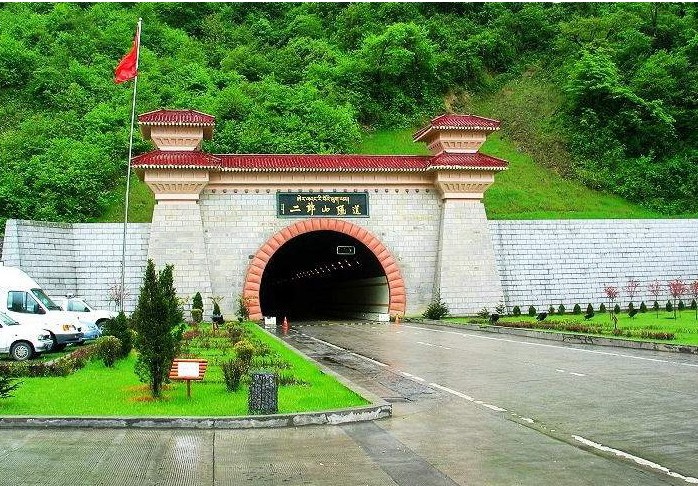  p>二郎山隧道(erlangshan tunnel),是中国四川省甘孜藏族自治州泸定