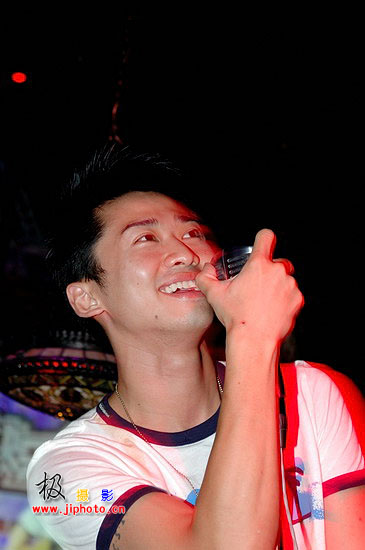  p>蔡思涛,1981年4月16日出生于四川省简阳市,中国内地男歌手.