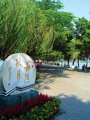  p data-id="gnzlbfib8y">苏堤,位于惠州闹市区平湖门前往孤山的景点