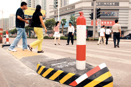  p>安全岛是一种安装在斑马线上的安全装置,与斑马线长度相当,两端还