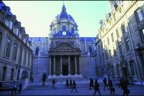 ",简称"la sorbonne"即"索邦大学",亦称"paris i"即"巴黎一大",位于 a