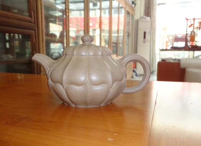  p data-id="gnfnzfqh33">吴建芳,紫砂工艺美术师,1966年3月出生于