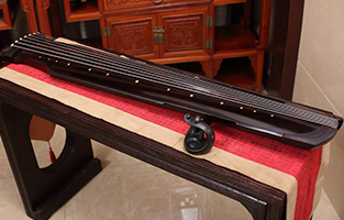  p>古琴,又称瑶琴,玉琴,七弦琴,是中国传统拨弦乐器,有三千年以上历史