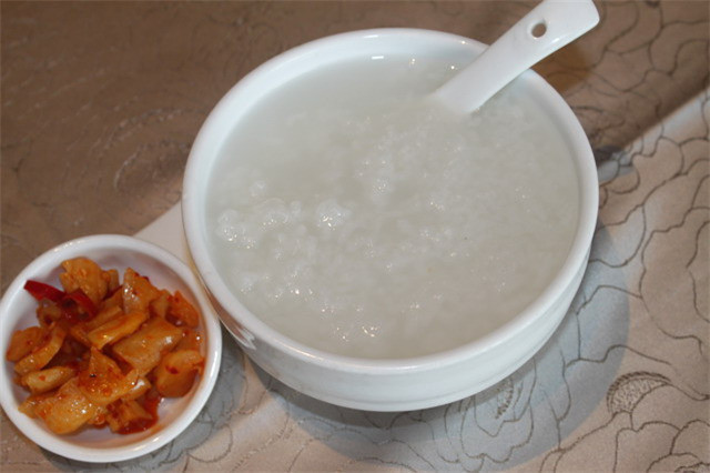  p>明火白粥是广州人最为常吃的粥,也就是白果腐竹粥,它有清热去湿