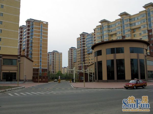  p>天地十二坊是东北首个集餐饮,娱乐,文化,休闲于一体的院景商街.